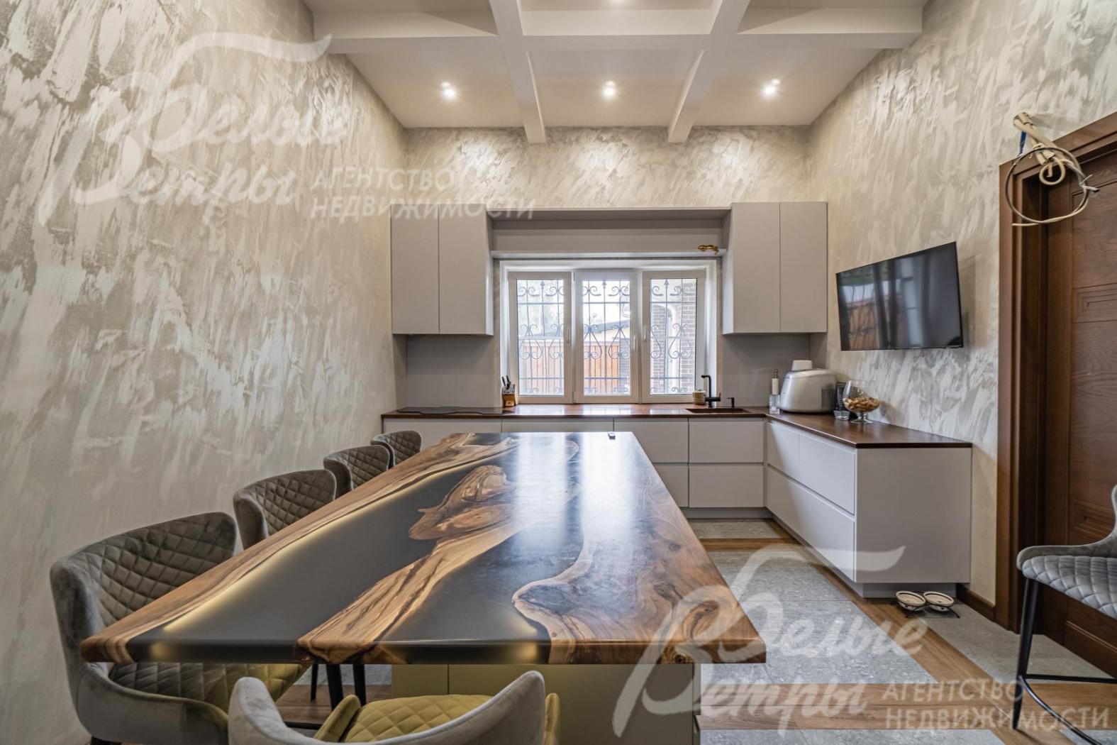 Большой остров с множеством ящиков для хранения и столешницей из слэба карагача