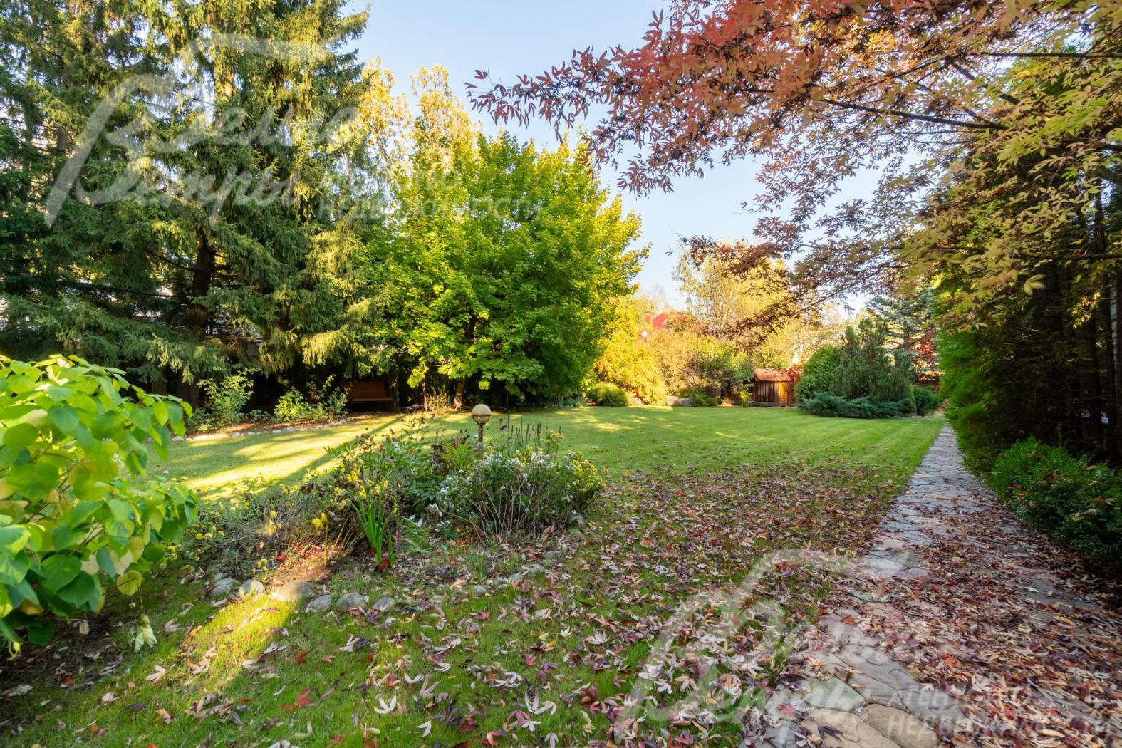 Участок прилегает к лесу, находится в тихой живописной зоне коттеджного посёлка