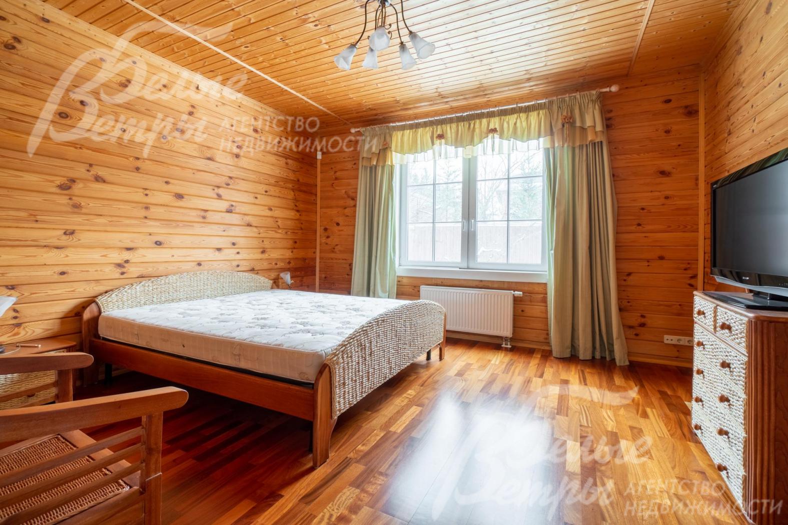 В спальне на первом этаже есть кровать, телевизор, комод, прикроватная тумба, кресло, шкаф