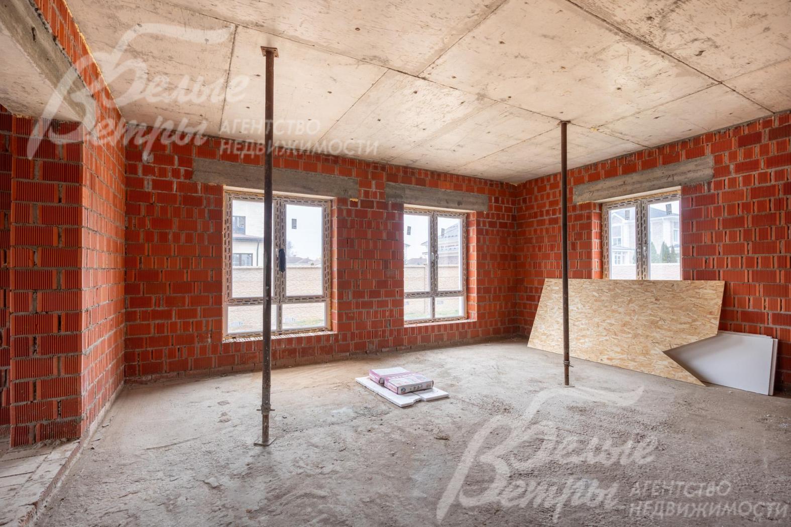 Зона гостиной на первом этаже. В доме - множество окон, наполняющих дом светом