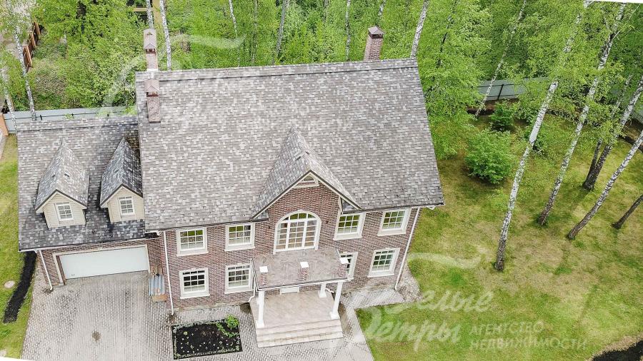 Дом в английском стиле на лесном участке 15 соток в охраняемом коттеджном поселке Лесные озера