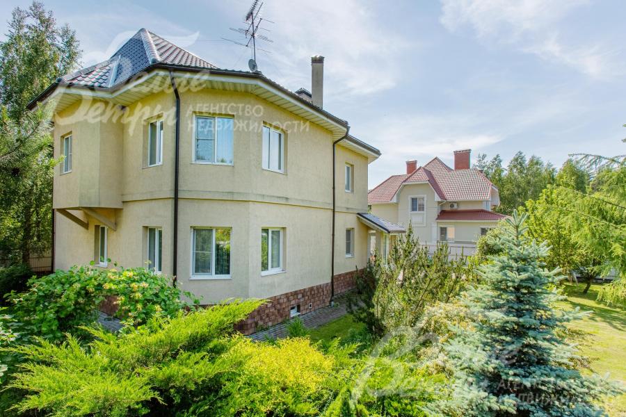 Участок 15 соток с множеством растительности