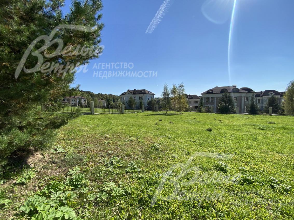 Участок с небольшим естественным уклоном в поселке Идиллия