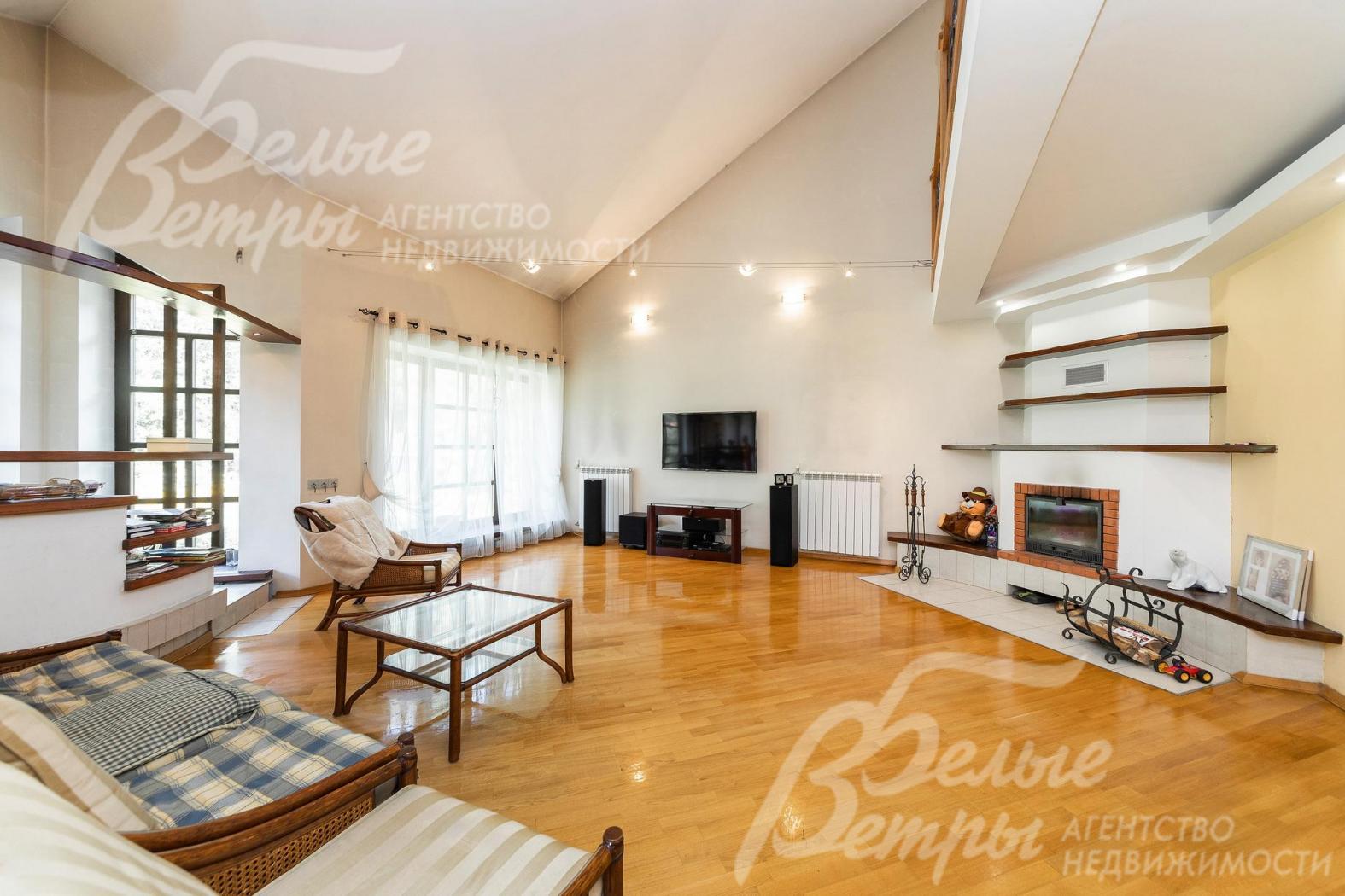 Гостиная с камином