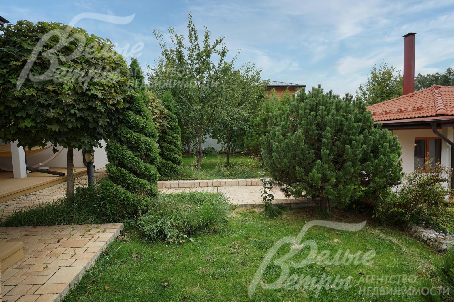 На участке выполнен дорогостоящий проект паркового ландшафтного дизайна