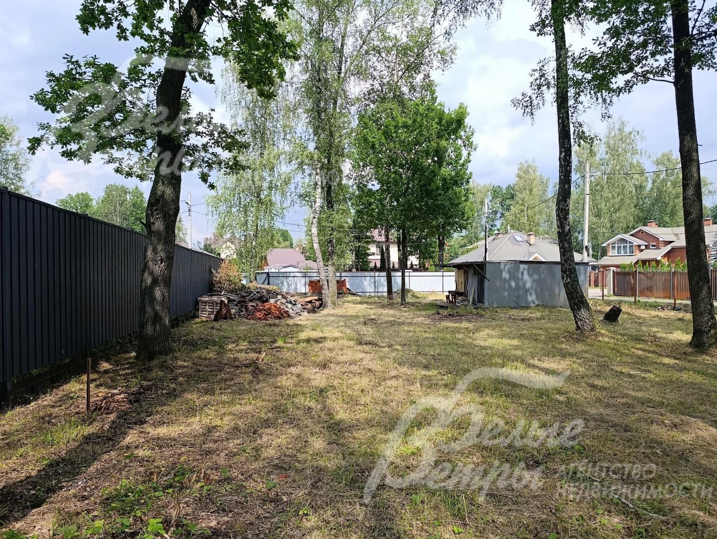 Участок находится в оптимальном состоянии для начала работ по благоустройству и строительству