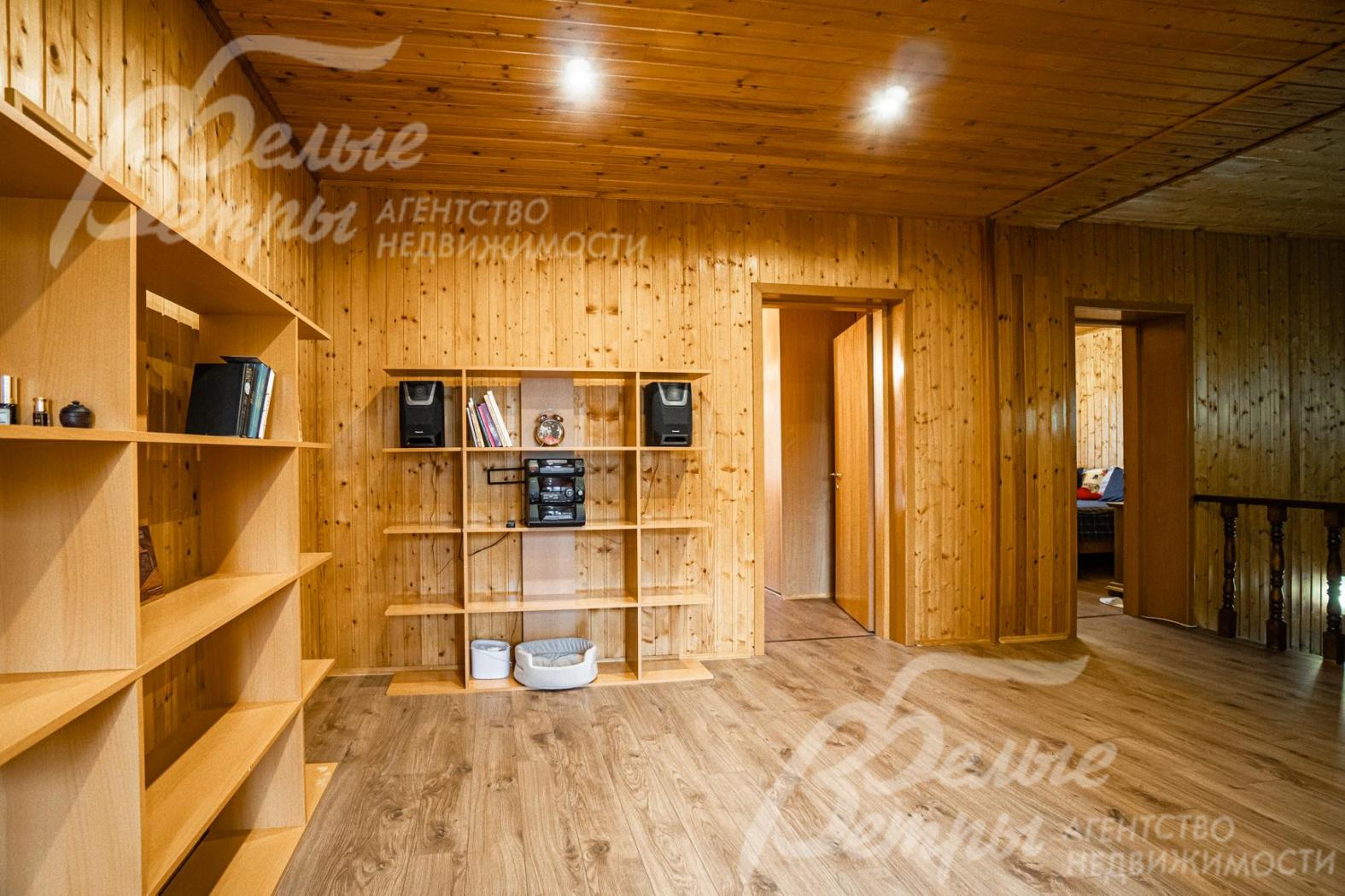 Холл 2го этажа отделан вагонкой
