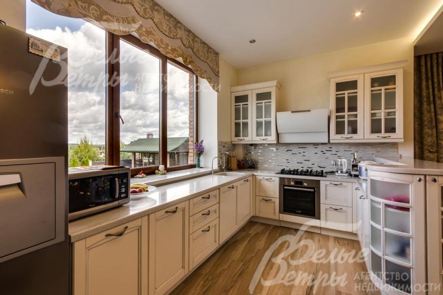 Кухонный гарнитур в классическом стиле со встроенной техникой