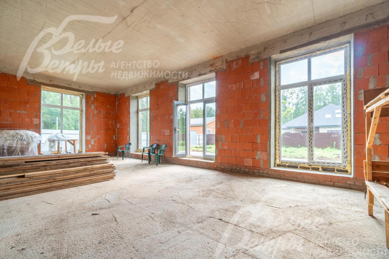 Зона гостиной-столовой с большими окнами "в пол"