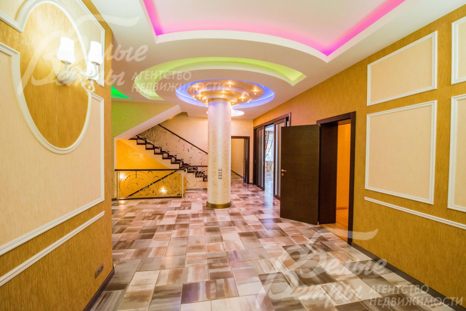 Холл с колонной