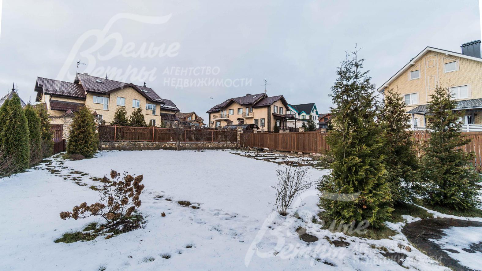 Участок 7,5 соток огорожен забором