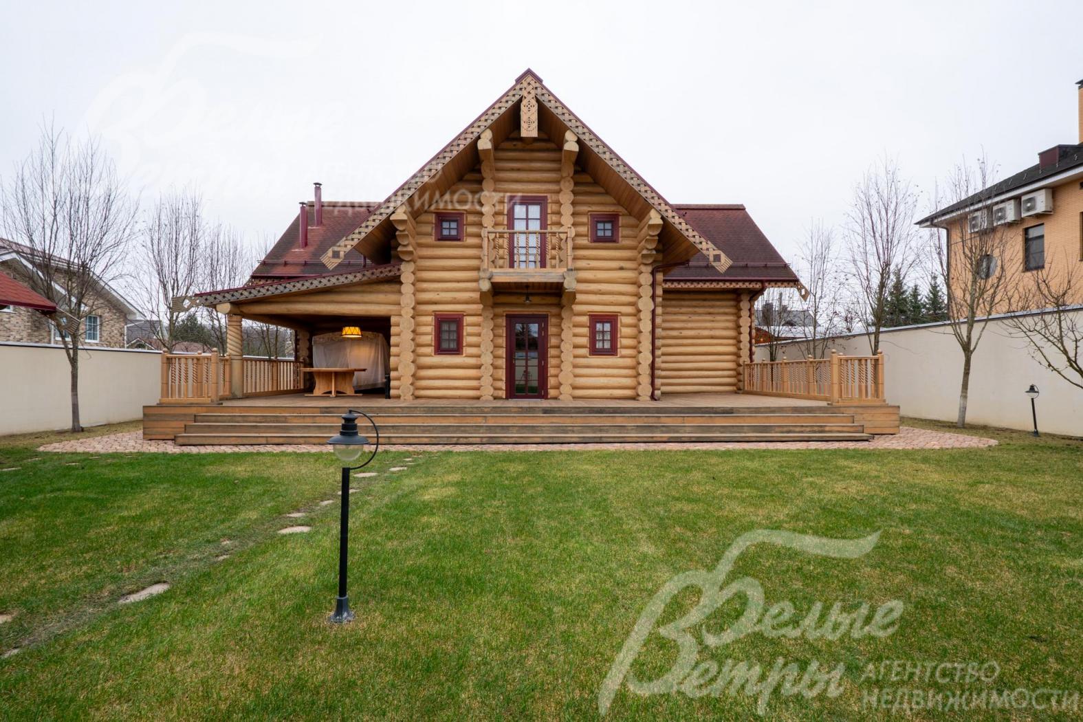 На участке между постройками оформлены тропинки, установлены стилизованные ретро-светильники