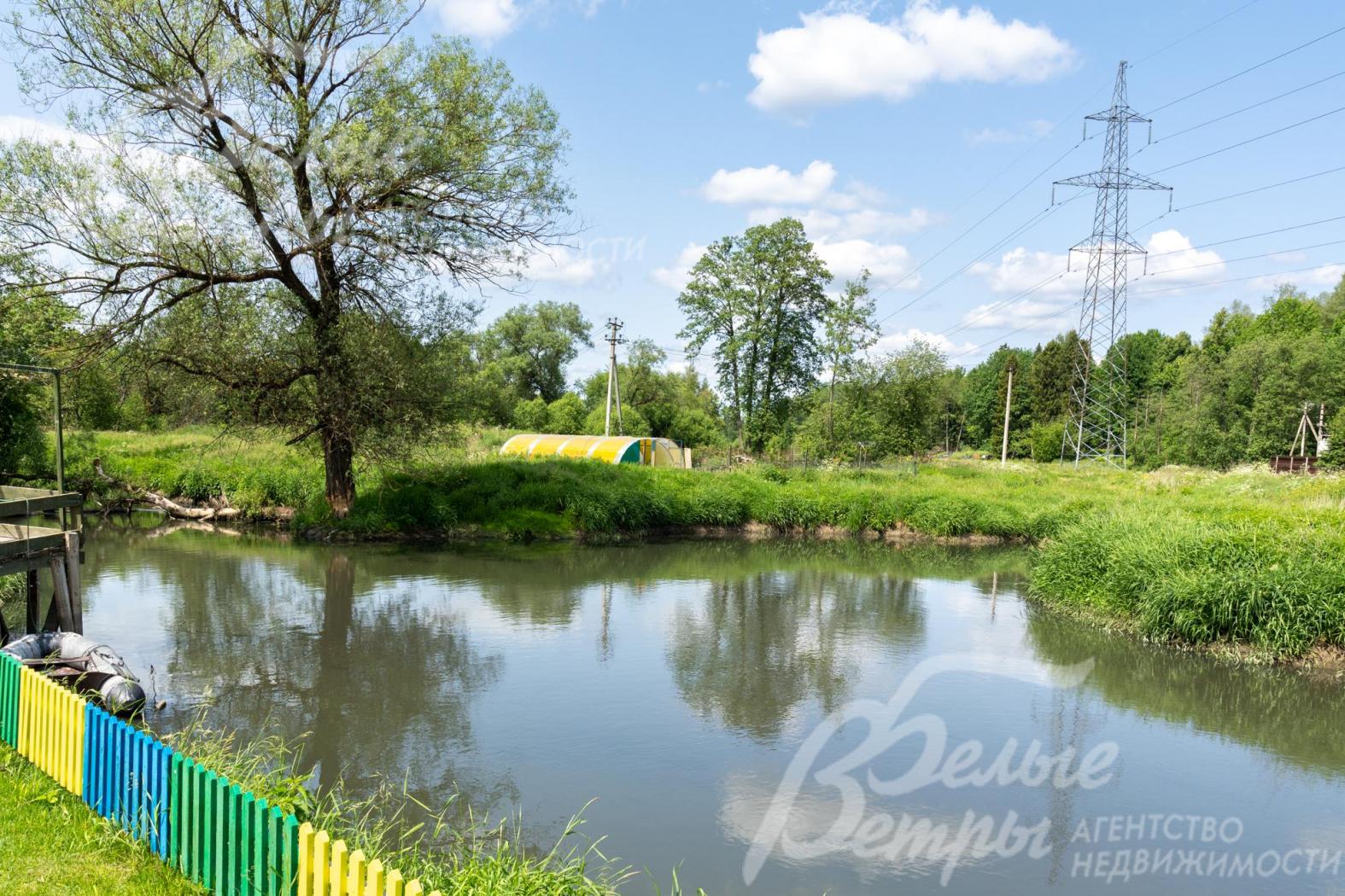 С площадки открывается красивый вид на реку и лесной массив