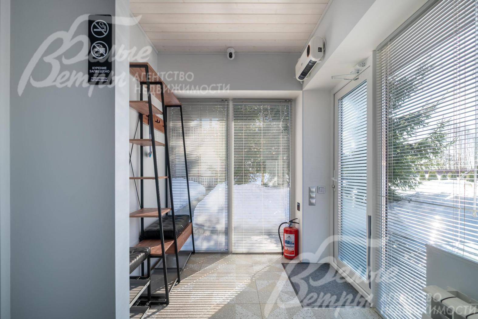 Вход в банный комплекс - через стеклянные панорамные двери: прихожая наполнена светом