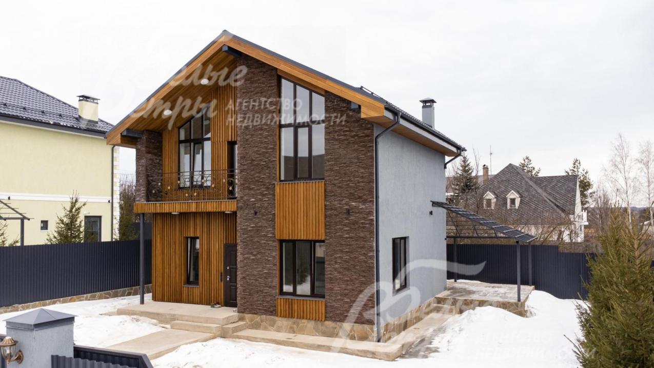 Комбинированная отделка фасада из искусственного камня и лиственницы