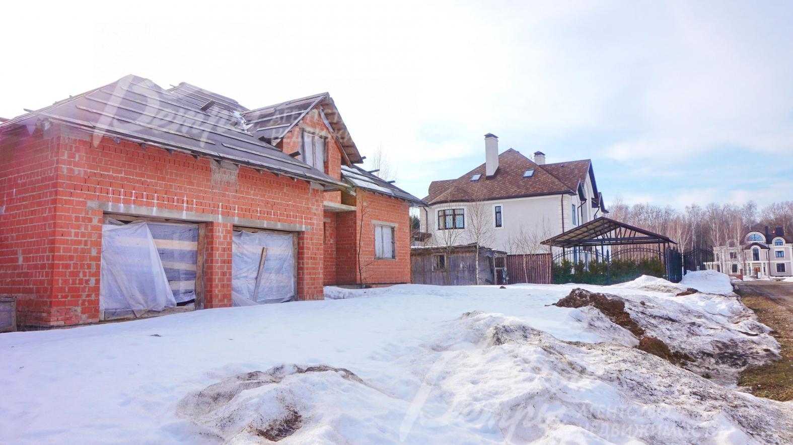 Дом кирпичный в камерном поселке у леса