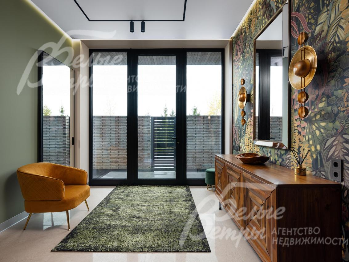 Входная дверь - на алюминиевом профиле, слева - зеркало-дверь с гардеробную