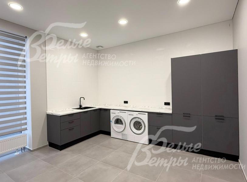 Постирочная оборудована мебелью, стиральной и сушильной машинами