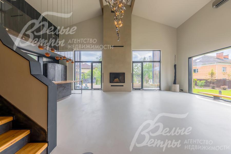 Дровяной камин в гостиной.