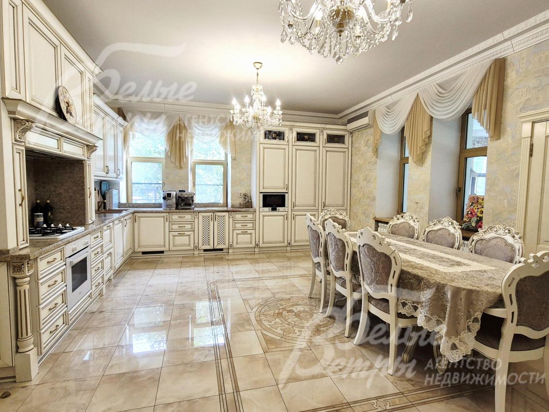 Кухонный гарнитур со встроенной техникой.