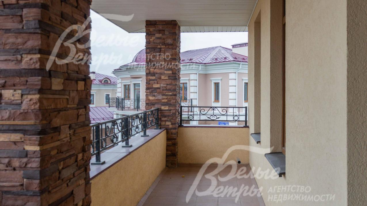 терраса и балконы облицованы керамической плиткой, ограждения кованные металлические.