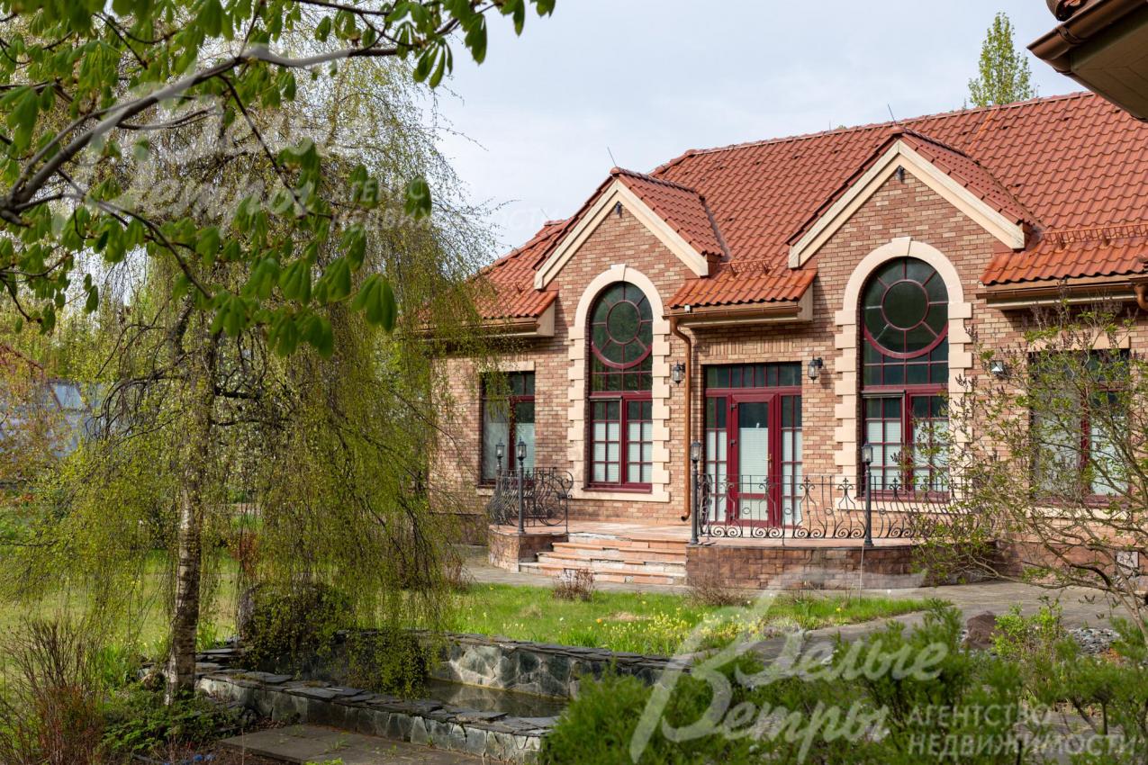 Окна в доме - деревянные с бронированными двойными стеклопакетами