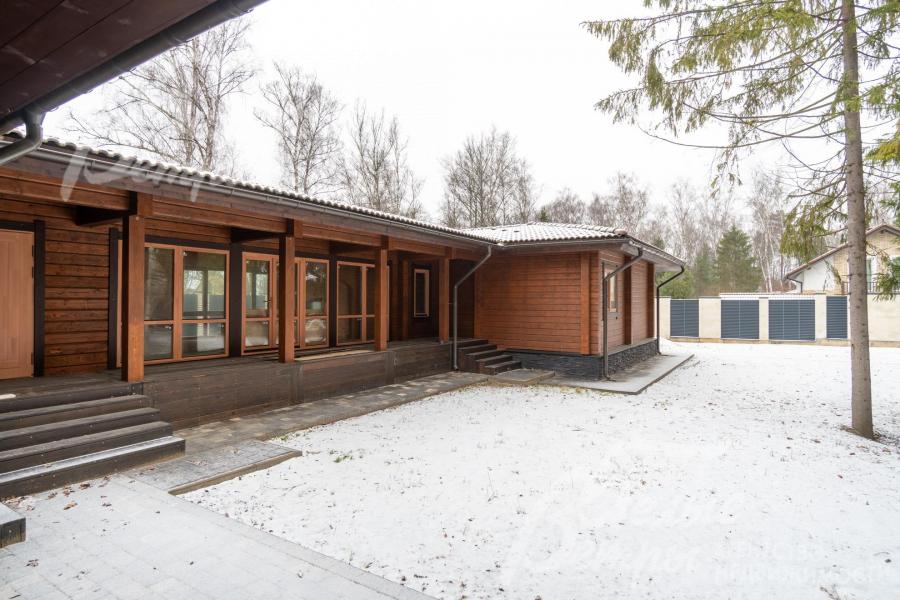 В едином ансамбле площадью более 1400 кв.м – главный дом, просторная спа‑зона с большим бассейном, гостевой дом, квартира для персонала и гараж