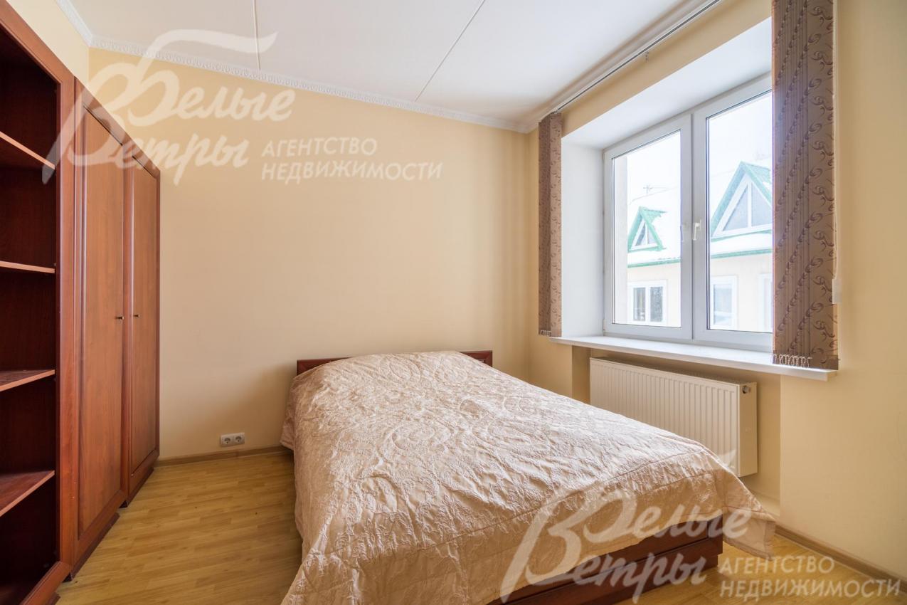 Спальня 12.6 кв.м на 1-ом этаже дома.