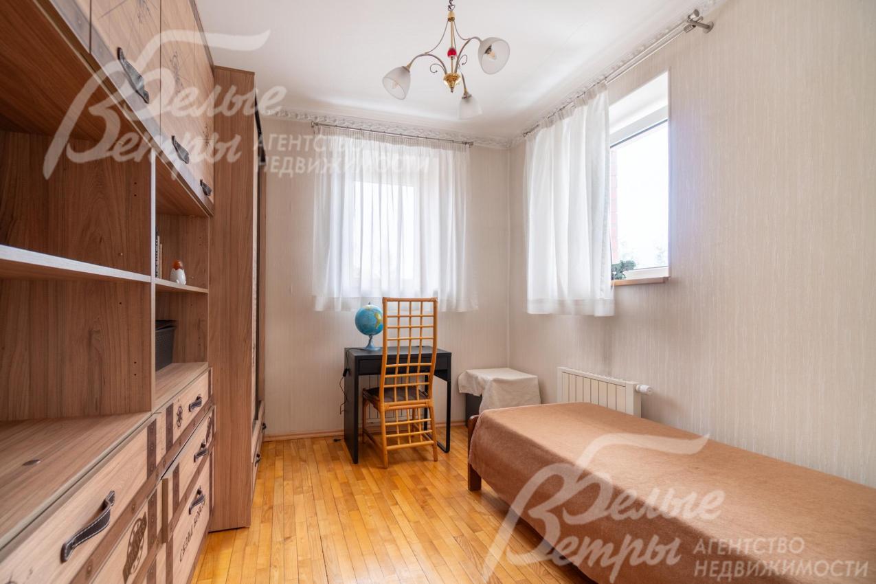 Уютная спальня на третьем этаже с односпальной кроватью, рабочим местом и вместительным шкафом