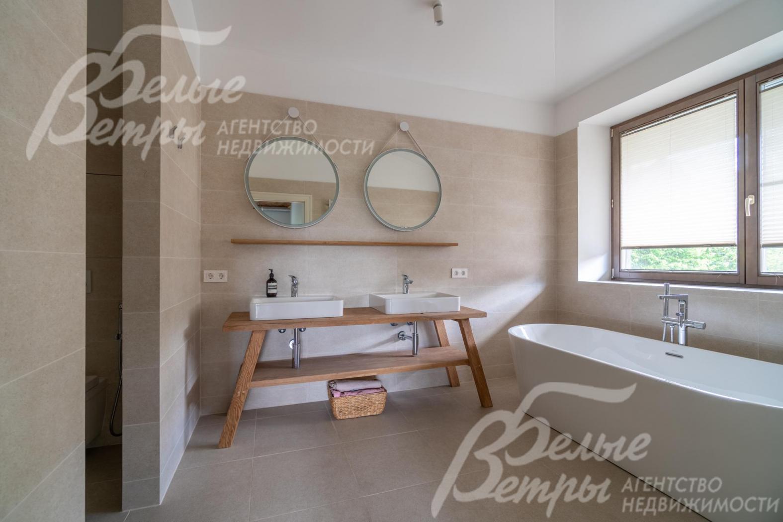 Санузел первой мастер-спальни с душевой и ванной