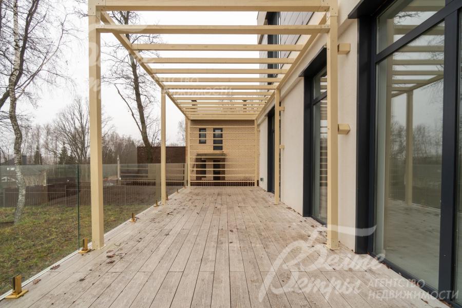 На первом этаже находится терраса площадью 38 кв.м