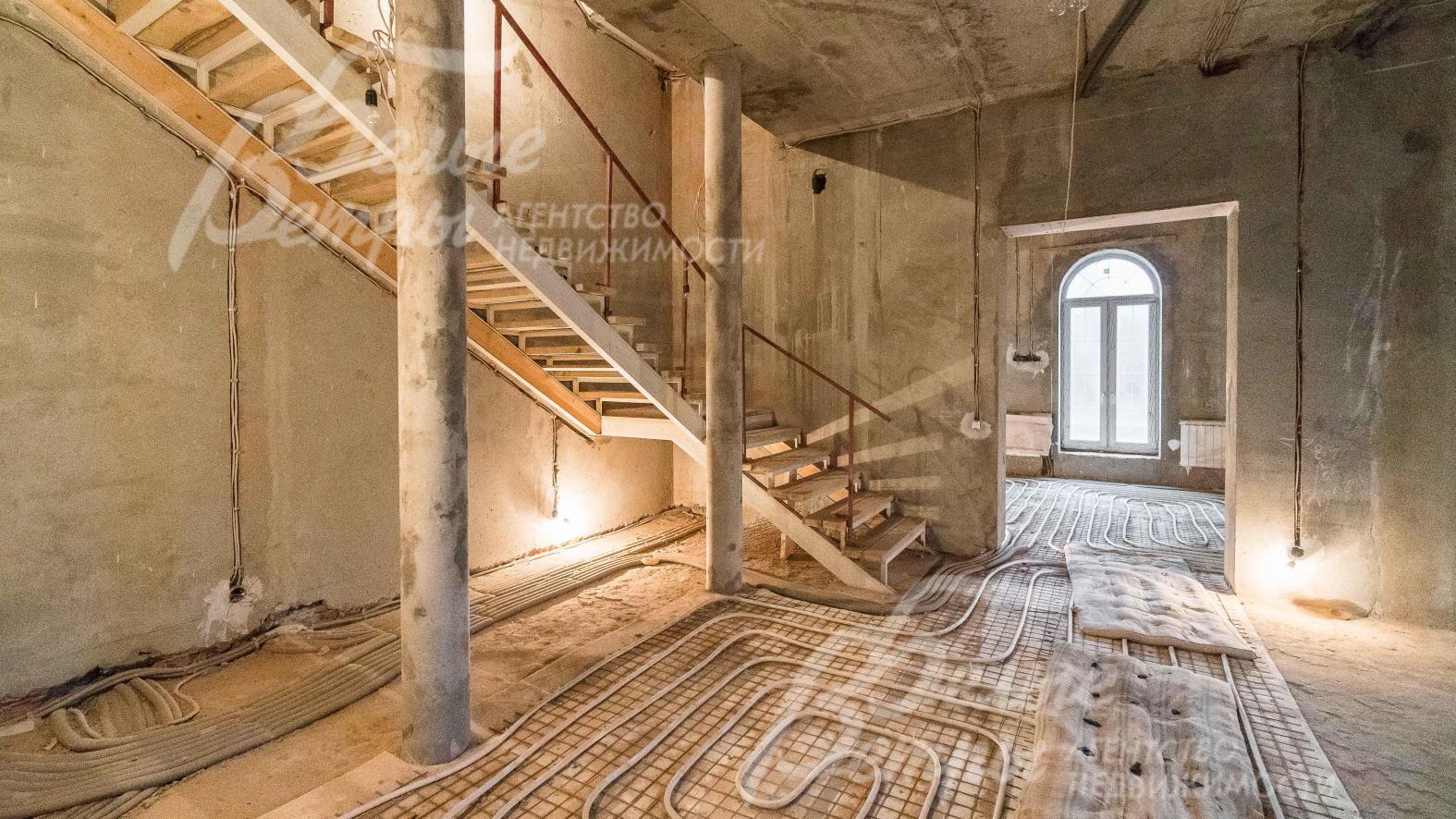 Лестница на металлическом каркасе шириной 1 м