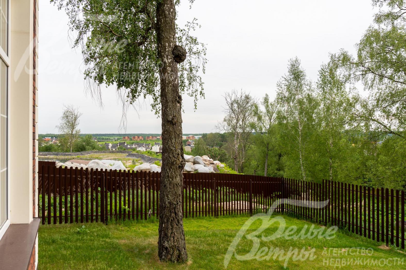 Участок по периметру огорожен забором.