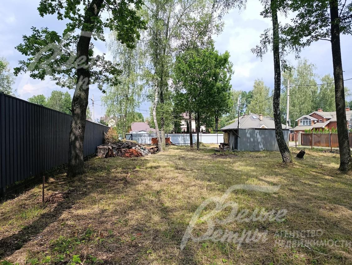 Участок находится в оптимальном состоянии для начала работ по благоустройству и строительству