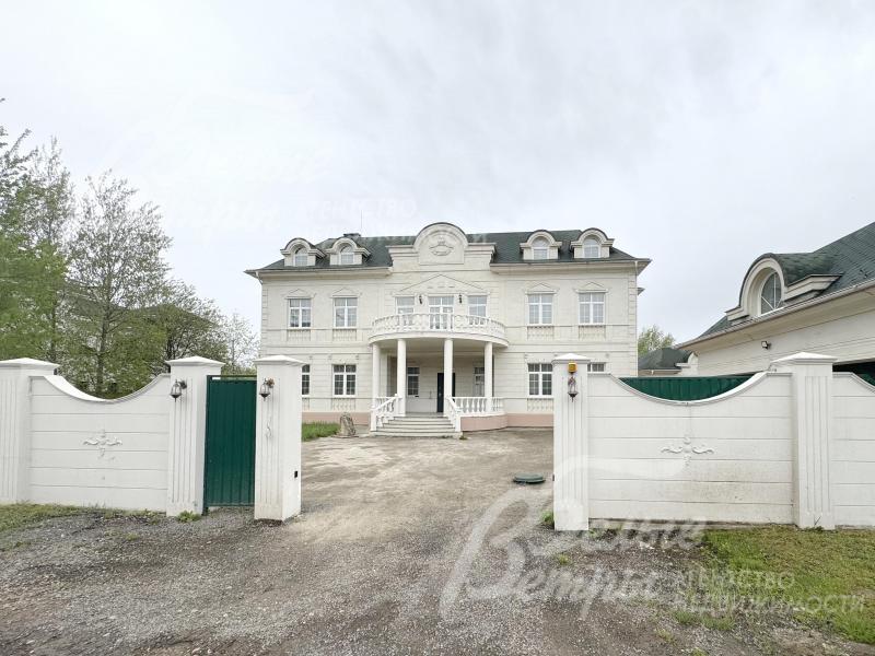 Установлены ворота и калитка: на участке – навес для 2-х автомобилей, а также гараж для 2-х автомобилей и спец.техники