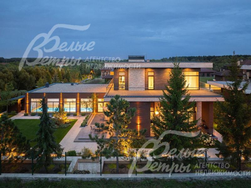 По периметру участка расположены декоративные растения и хвойники