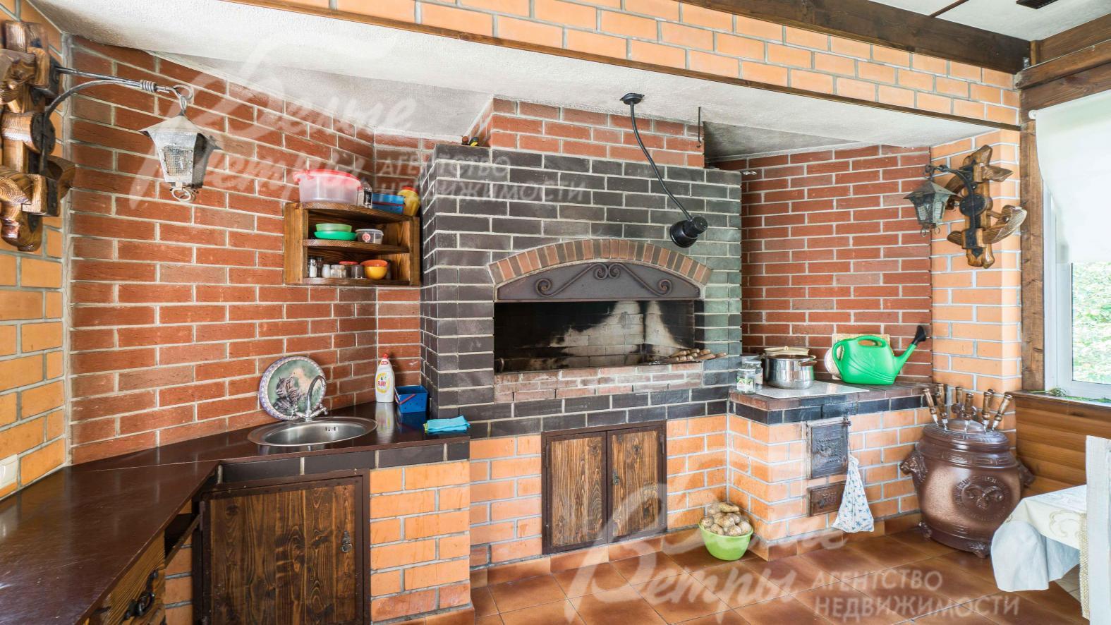 Печь и коммуникации в закрытой беседке