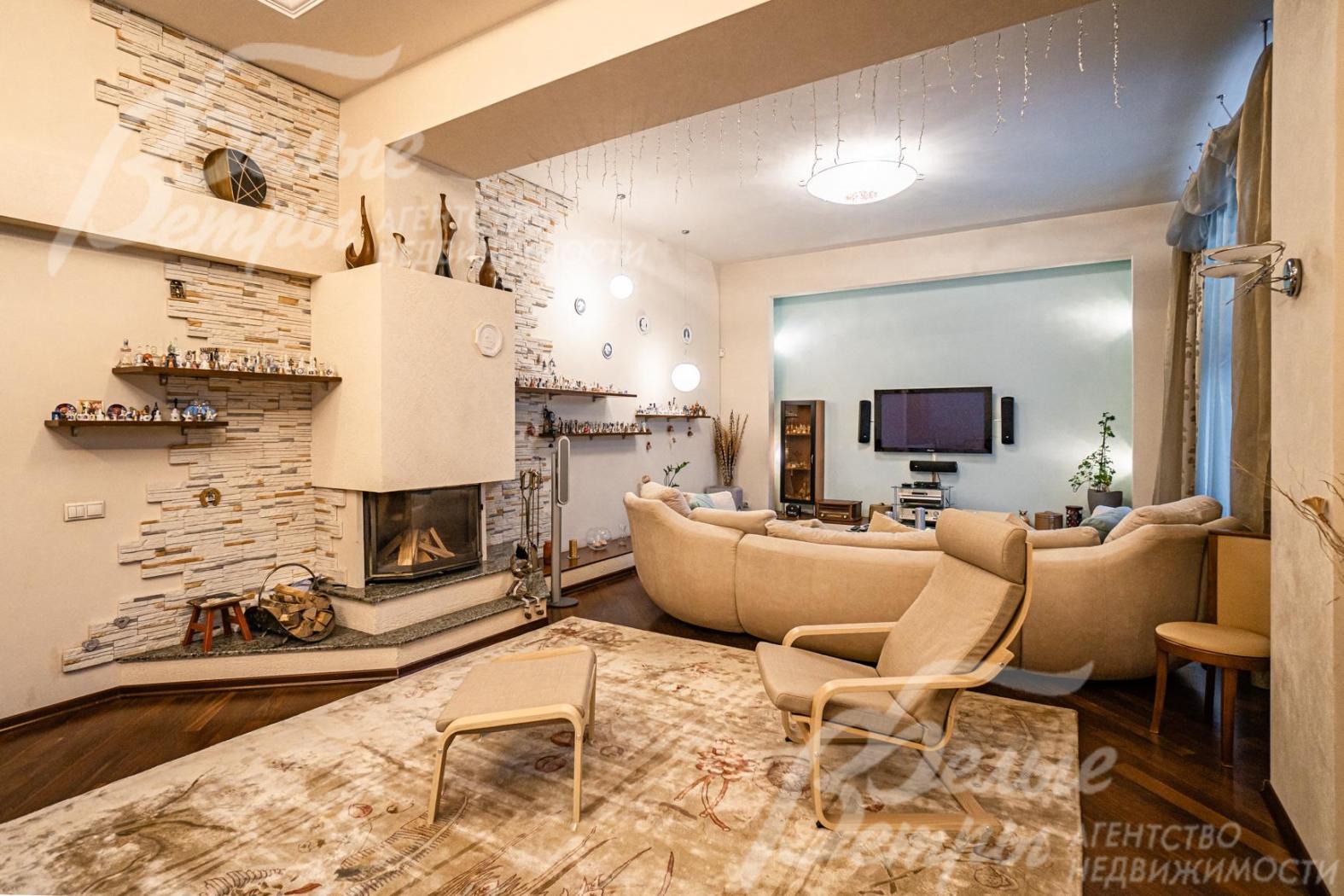 Гостиная с камином и зоной ТВ 55 кв.м