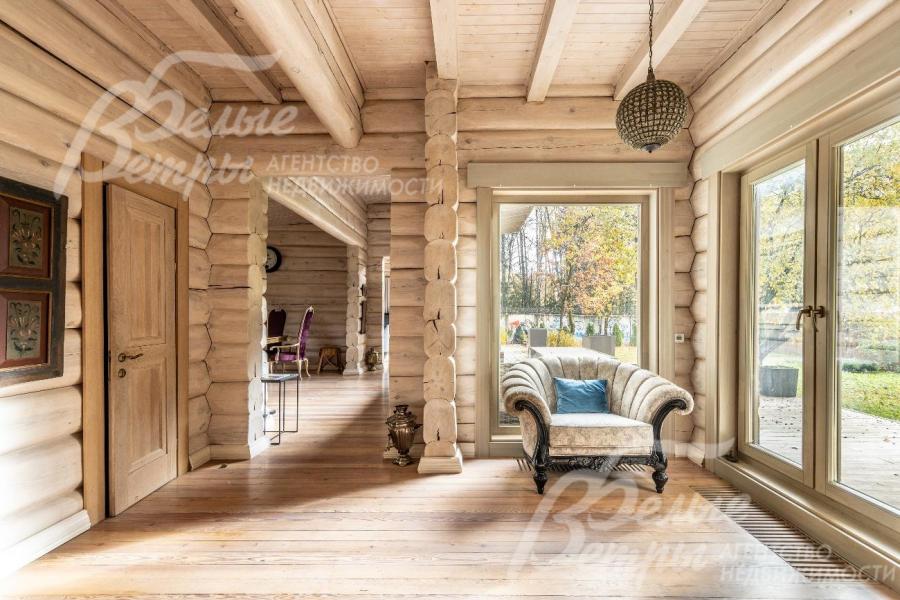 Зона отдыха в холле с панорамным остеклением