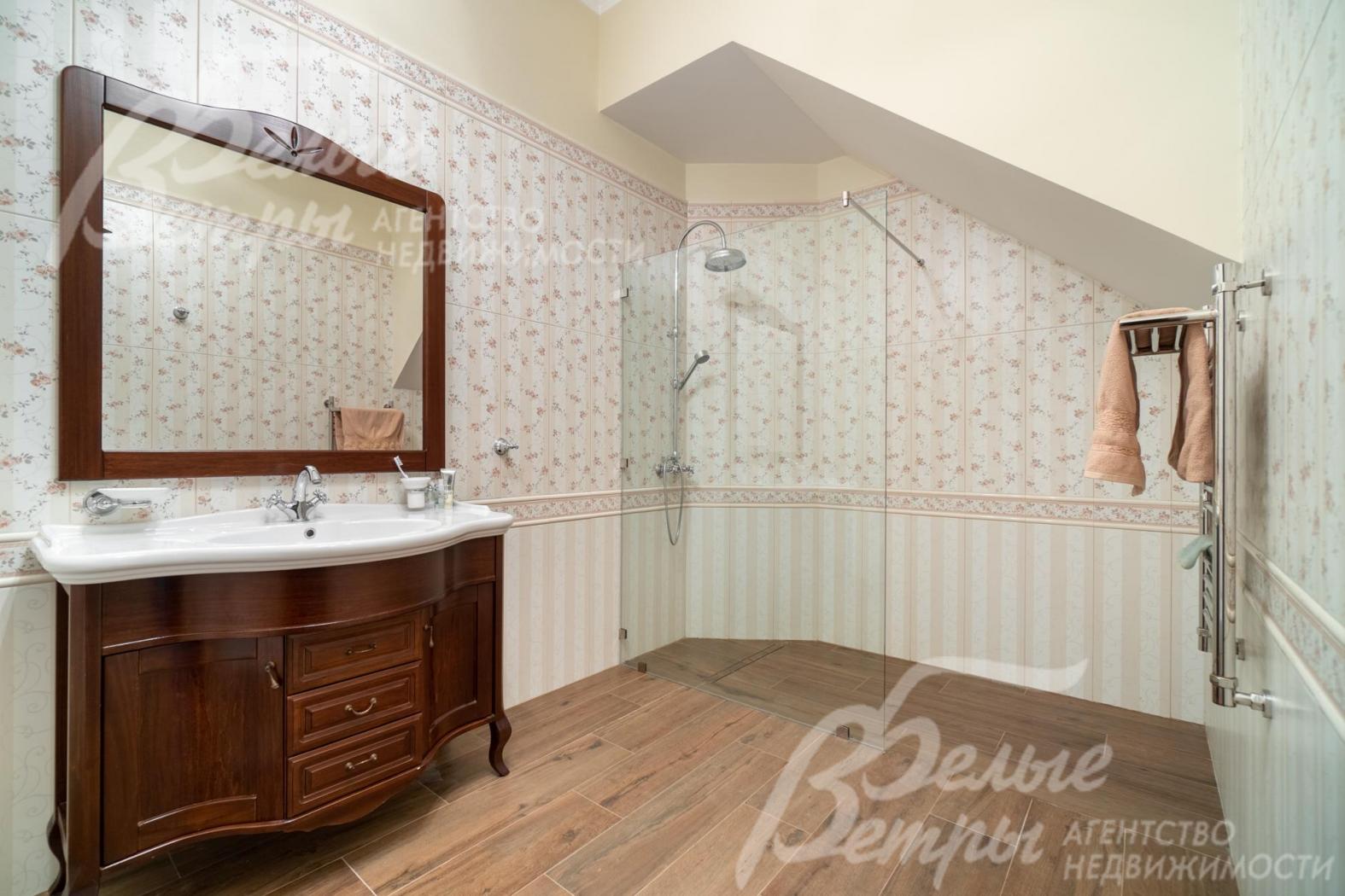 Санузел во флигеле на мансарде с душевой