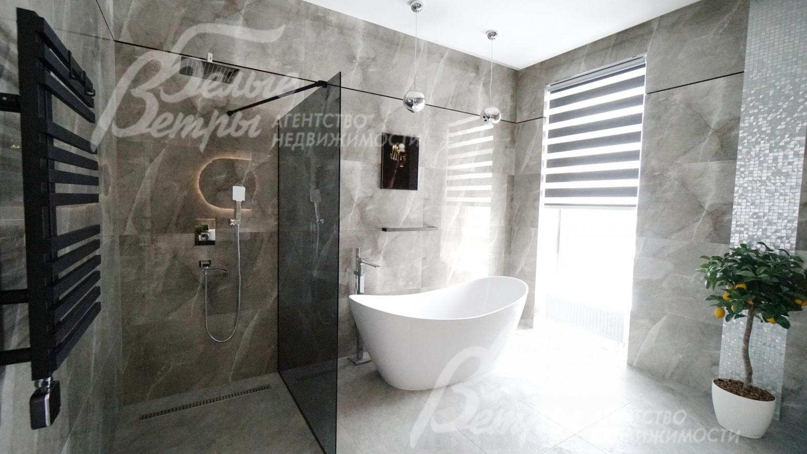 В санузле при мастер-спальне - и ванна и душевая кабина