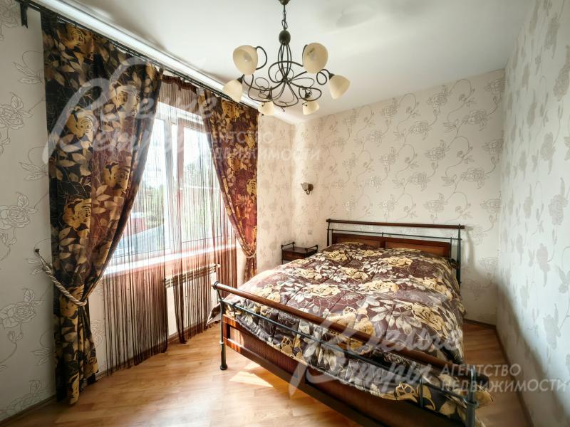 Спальня с телевизором на 2ом этаже дома.