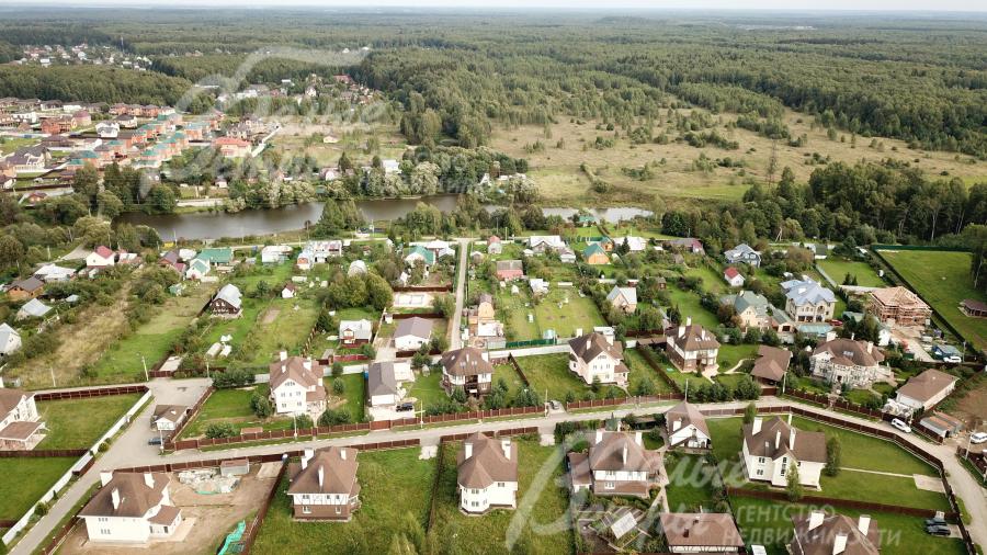 Живописное озеро и лесной массив рядом с поселком Бавария Клаб