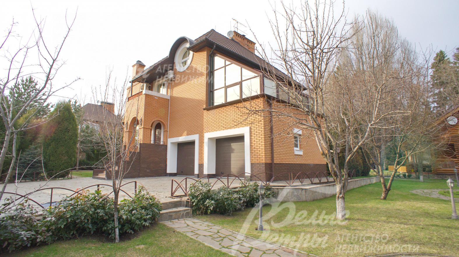 Усадьба с общей площадью строений 614 кв.м на прилесном участке 36 соток