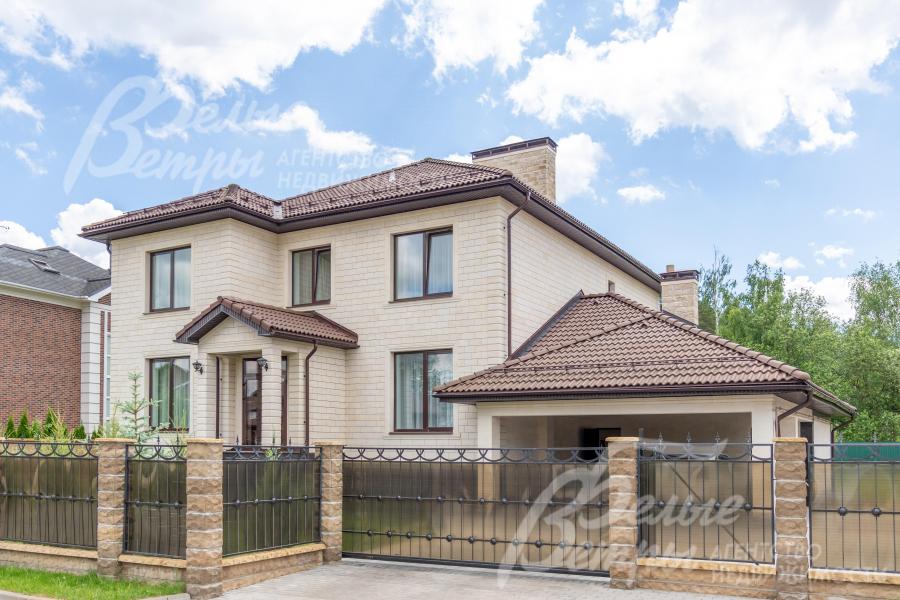 Участок огорожен кованым забором