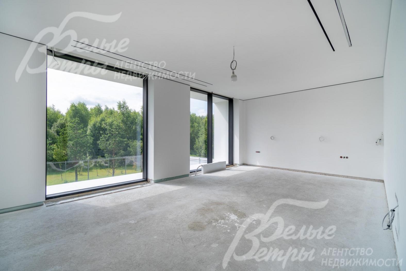 Через большие панорамные окна Schuco и Keller открывается вид на лес, помещения наполнены светом