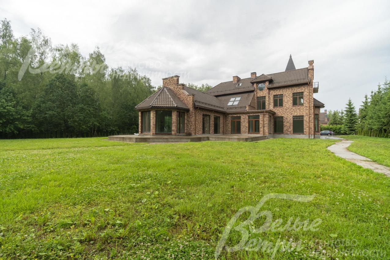 Ровная территория участка позволяет реализовать любой проект ландшафтного дизайна