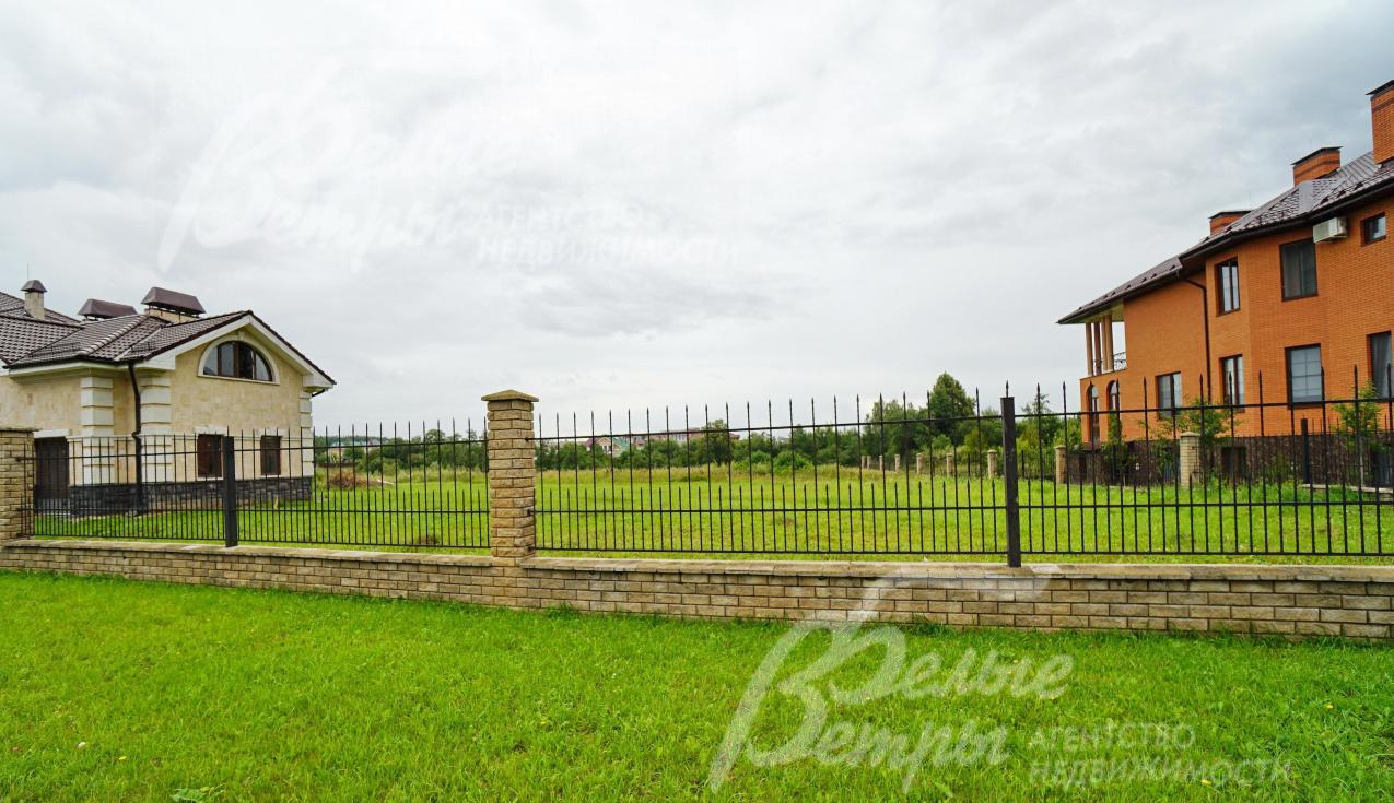 Участок огражден кованым забором в едином стиле коттеджного поселка