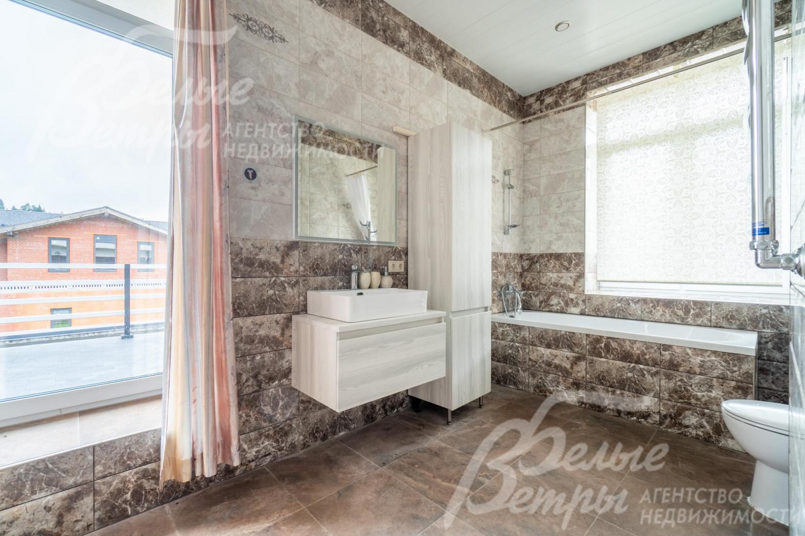 Санузел мастер-спальни с большим окном, ванной и душевой