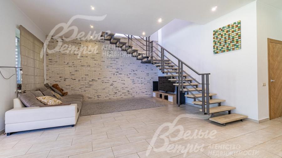 Ширина лестница с удобным подъемом, ступени деревянные